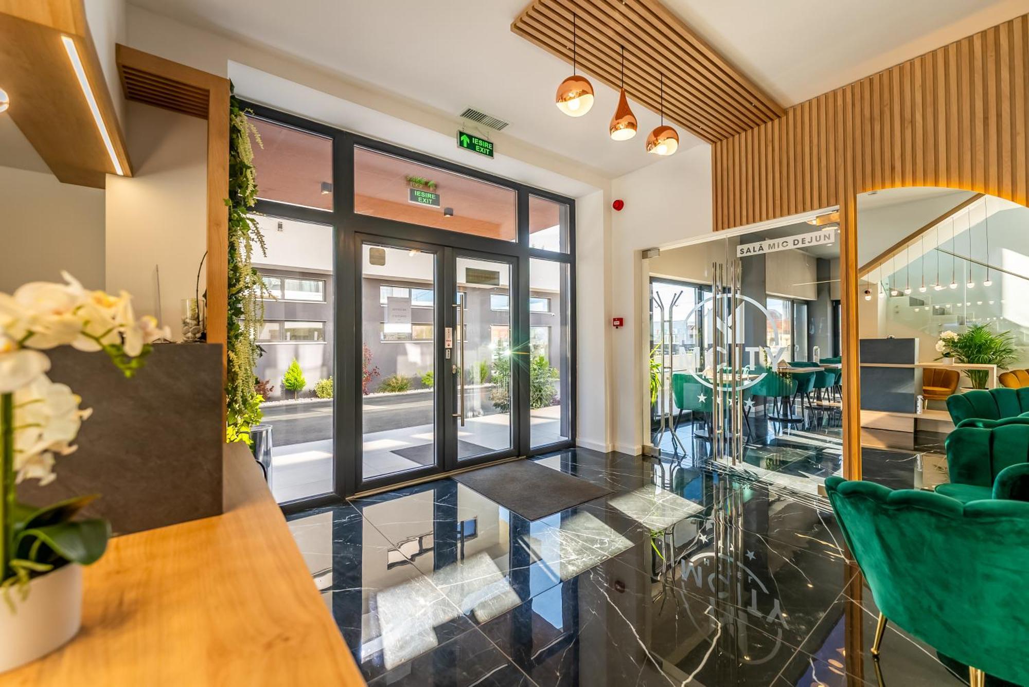 M City Aparthotel Arad Exterior photo